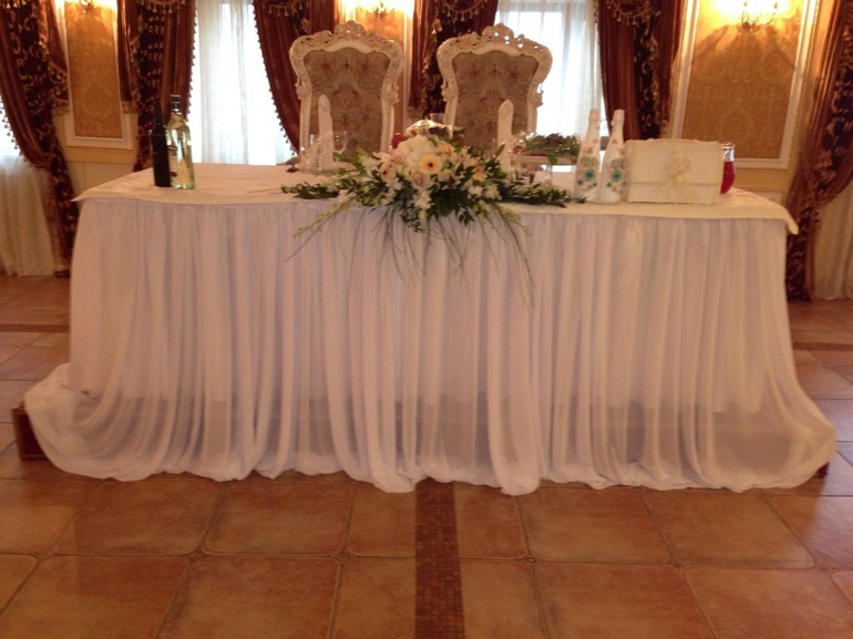 Оформление цветами, тканью, шарами выездных регистраций, ресторанов, помощь в организации