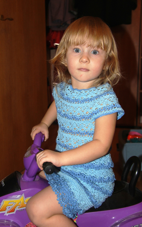 Голубое платье для младшей дочки