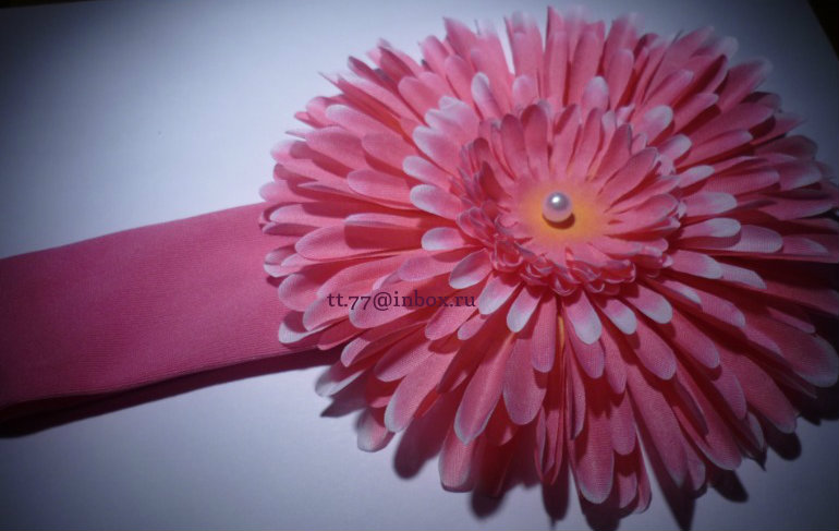 Шляпки, шапочки, повязки на голову, резинки для волос и заколочки с пышными цветами или бантиками!