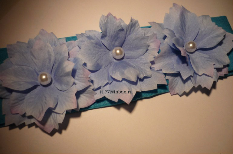 Шляпки, шапочки, повязки на голову, резинки для волос и заколочки с пышными цветами или бантиками!