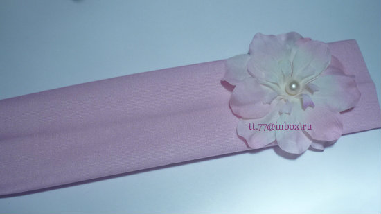 Шляпки, шапочки, повязки на голову, резинки для волос и заколочки с пышными цветами или бантиками!