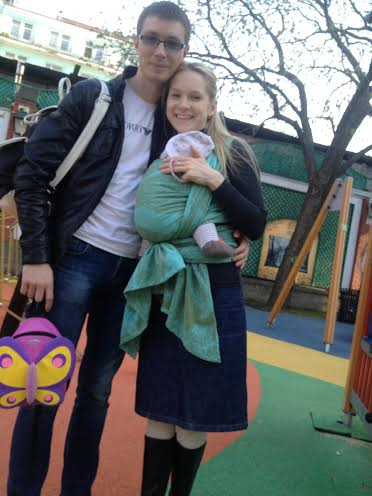 Малыш выгибается в слинге