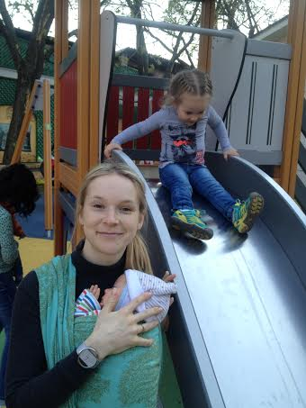 Малыш выгибается в слинге