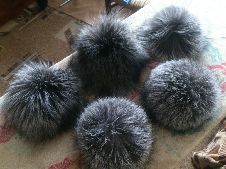 меховые помпоны из чб!
