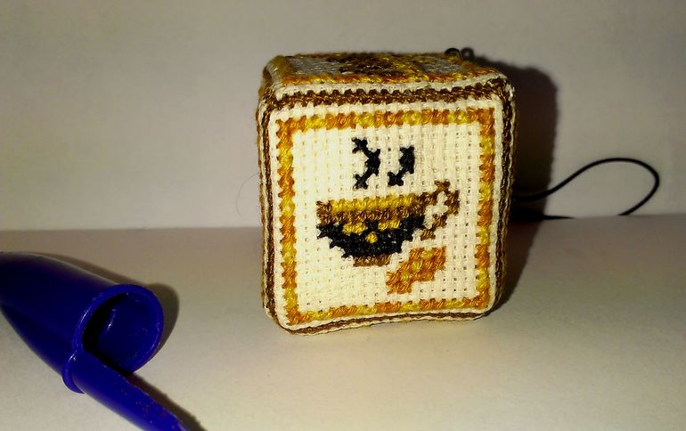 Кофейный кубик-брелок.