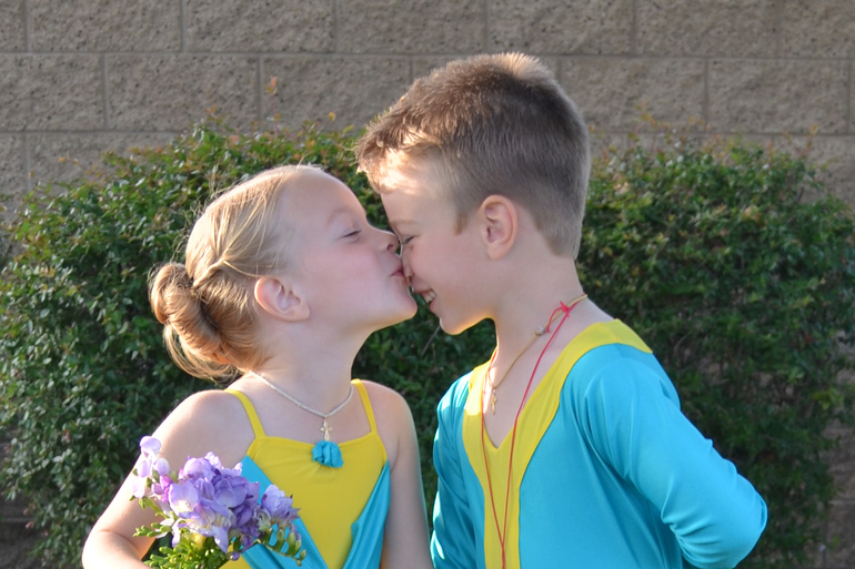 Первые шаги...в танцах... вместе... малышам 3г.10мес.