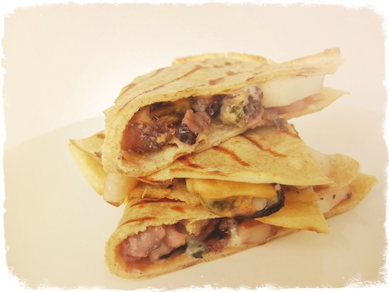 Кесадилья с морским коктейлем