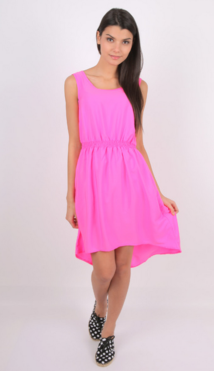 Ярко-розовое платье