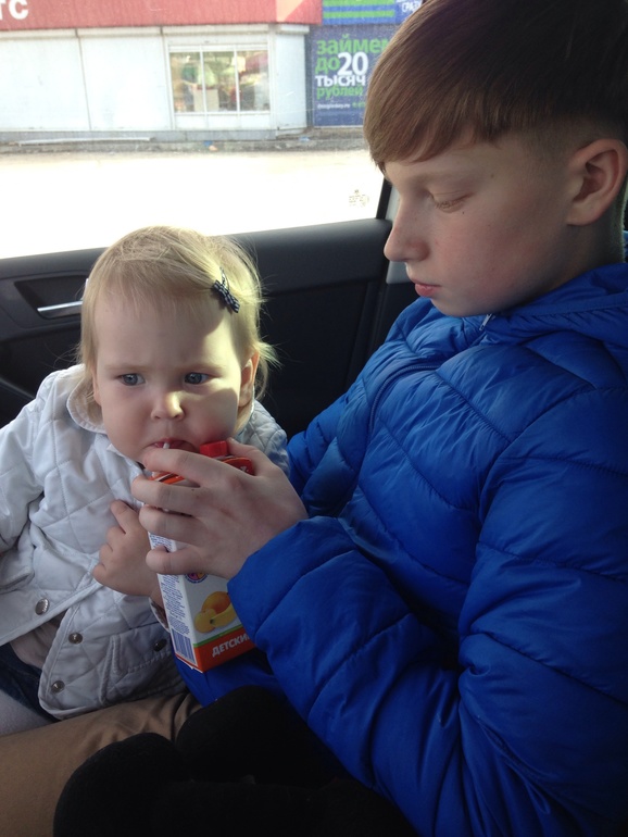 Ждал младшую сестру)