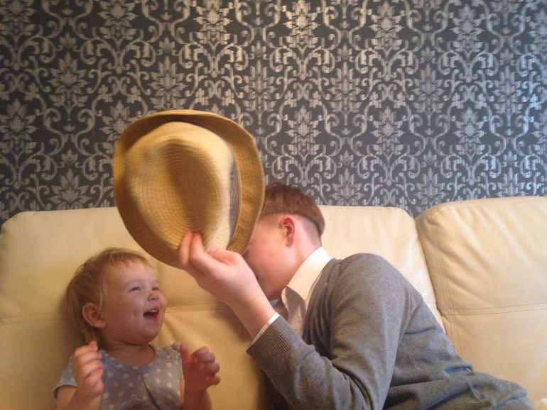 Ждал младшую сестру)