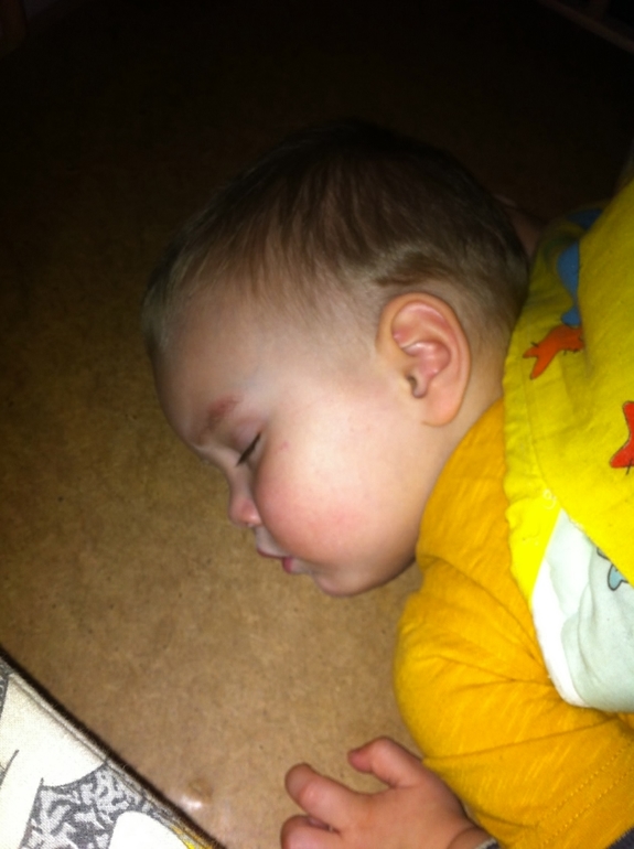 Не спит в своей кроватке? Не, не слышали)))