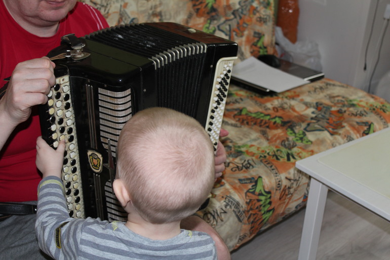 Вот и пошли мы по дороге с музыкой.