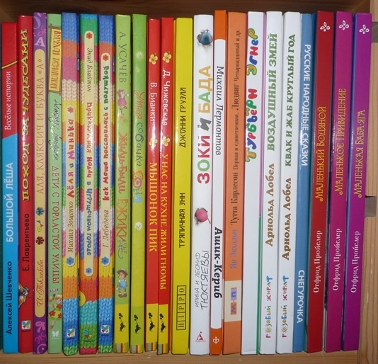 Янины книжные полочки!