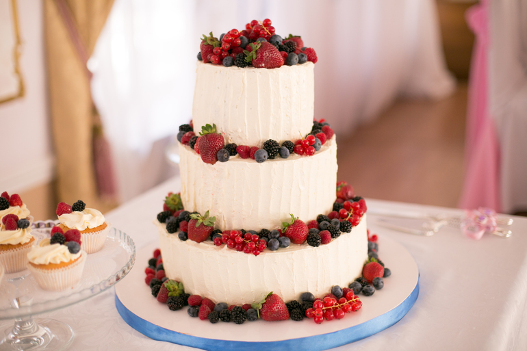Межярусный или. Трехъярусный торт с ягодами. Свадебный торт с ягодами трехъярусный. Свадебный торт 3 ярусный с ягодами. Ягодный свадебный торт 3 яруса.