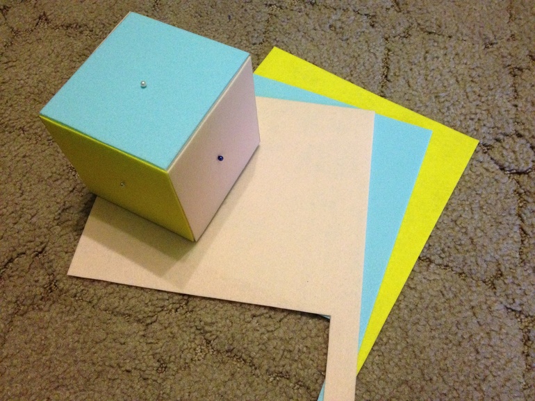 Развивающий куб руками мамы.