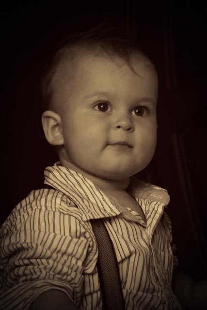 Ромчику годик! Сегодня! Сам складывает пирамидку, спустя полмесяца от покупки - надо было раньше купить) Пока писать много не буду...отмечать будем в субботу, просто добавлю немного фото, сделанные мною)