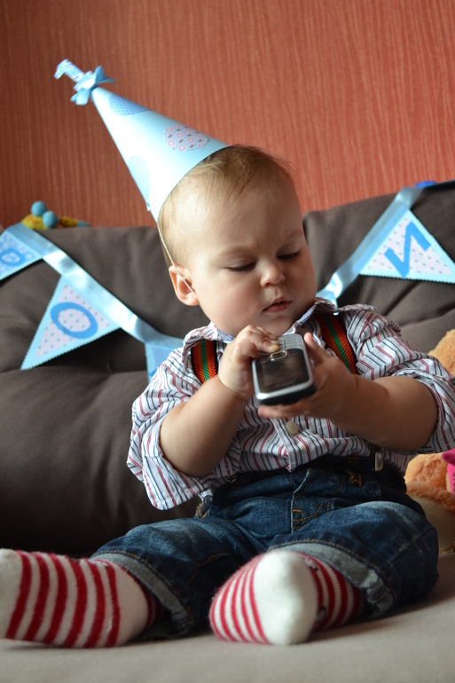 Вот и долгожданные фото со Дня рождения...Все прошло замечательно (только Рома и Юля заболевшие были, подхватили вирус...) Торт получился полностью такой, как я и хотела и на вид и на вкус. Оформление делала сама (теперь буду делать и на заказ) Правда коробочка на фото еще не закончена была. Сейчас она называется