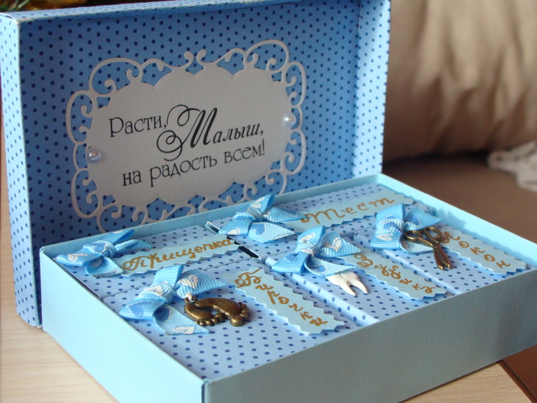 Вот и долгожданные фото со Дня рождения...Все прошло замечательно (только Рома и Юля заболевшие были, подхватили вирус...) Торт получился полностью такой, как я и хотела и на вид и на вкус. Оформление делала сама (теперь буду делать и на заказ) Правда коробочка на фото еще не закончена была. Сейчас она называется