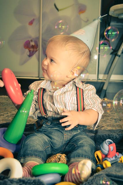 Вот и долгожданные фото со Дня рождения...Все прошло замечательно (только Рома и Юля заболевшие были, подхватили вирус...) Торт получился полностью такой, как я и хотела и на вид и на вкус. Оформление делала сама (теперь буду делать и на заказ) Правда коробочка на фото еще не закончена была. Сейчас она называется