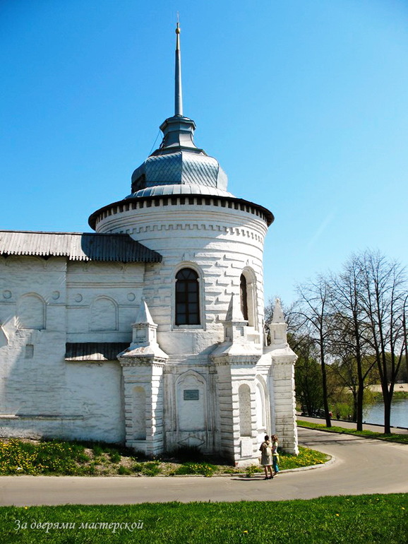 Весенние прогулки по Ярославлю (Насте почти 2 годика)