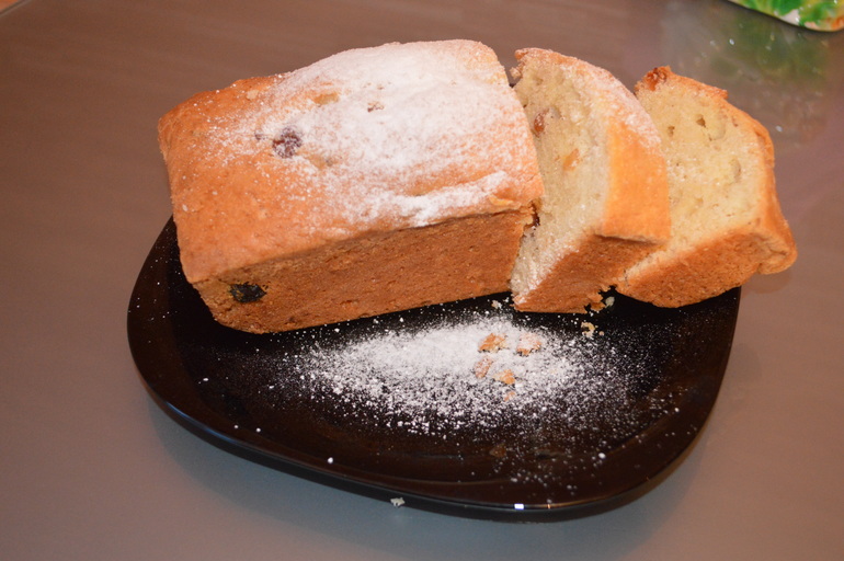 Кекс с орешками и изюмом.