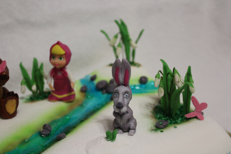 Маша и Медведь, весна, подснежники...