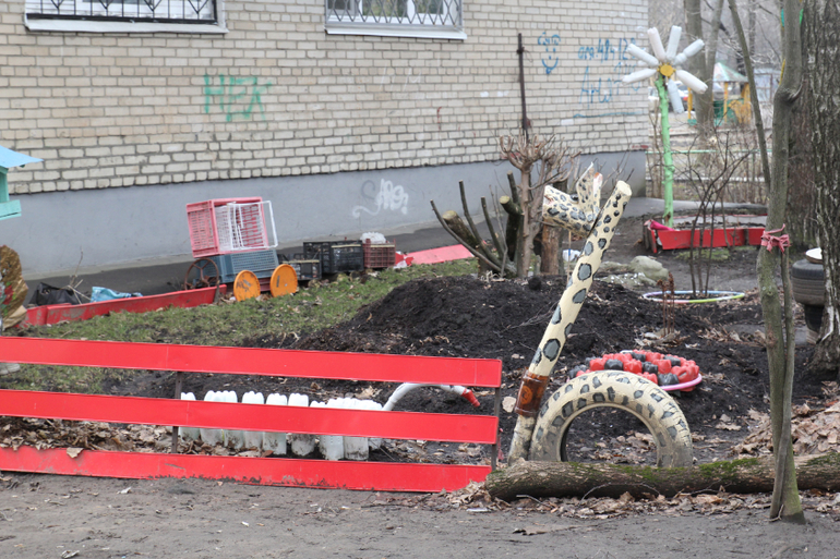 Гуляла тут и наткнулась на сказочную избушку)