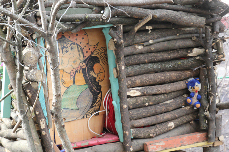 Гуляла тут и наткнулась на сказочную избушку)