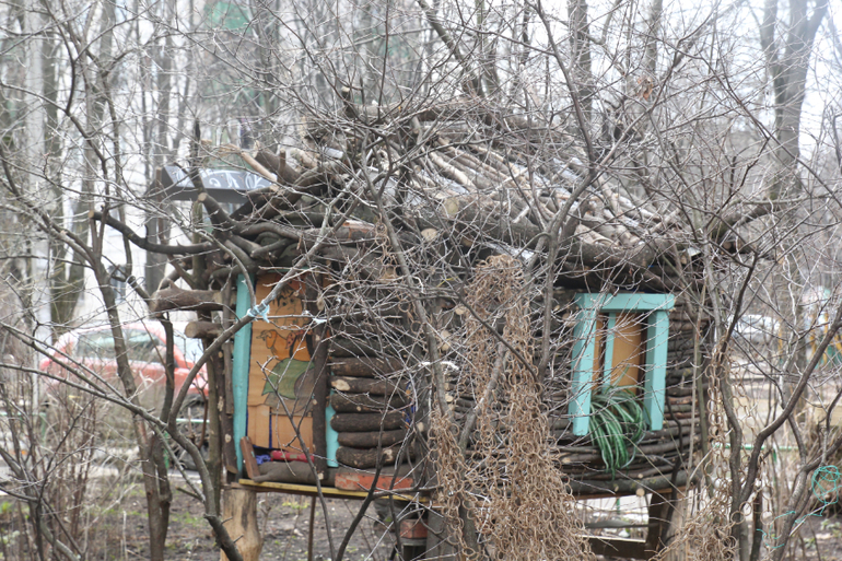 Гуляла тут и наткнулась на сказочную избушку)