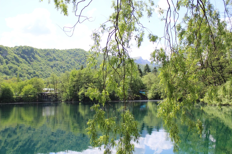 Незабываемое путешествие нашей семьи к Чегемским водопадам, голубым озерам и термальным источникам