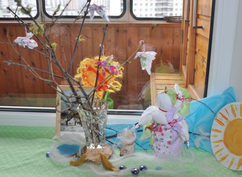 Вторая половина марта. Столик времен года. Кукла Птица-Радость