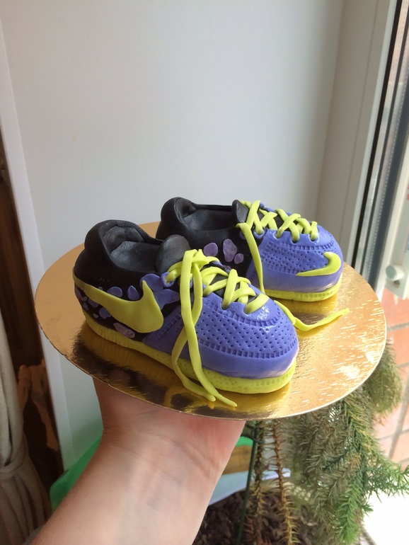 Футбольный мяч и бутсы .