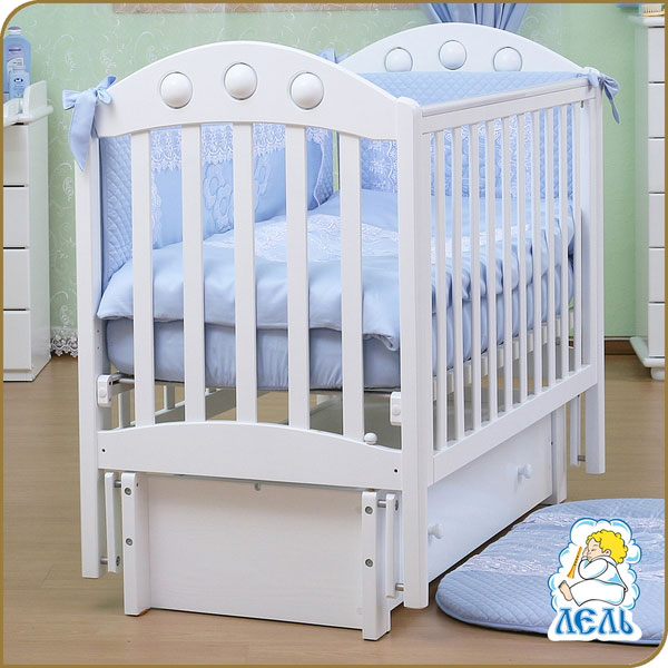 Начинаем выбирать приданое: кроватка и комодик.