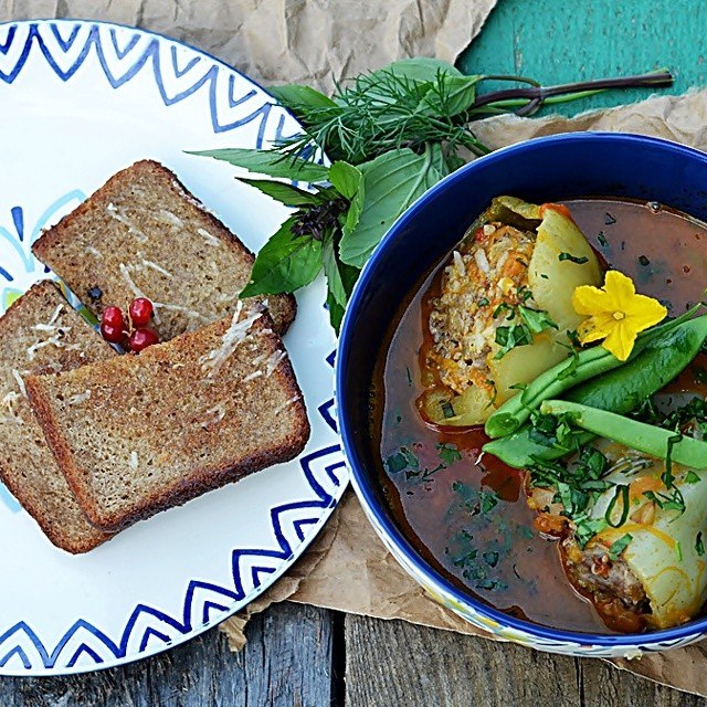 Перец, фаршированный мясом и овощами с чесночным хлебом..