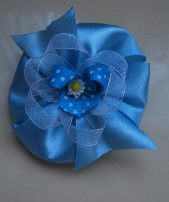 Вот такие чудесные заколочки и резиночки могу изготовить для ваших принцесс!