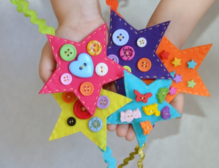 Игрушки - звёздочки из фетра.