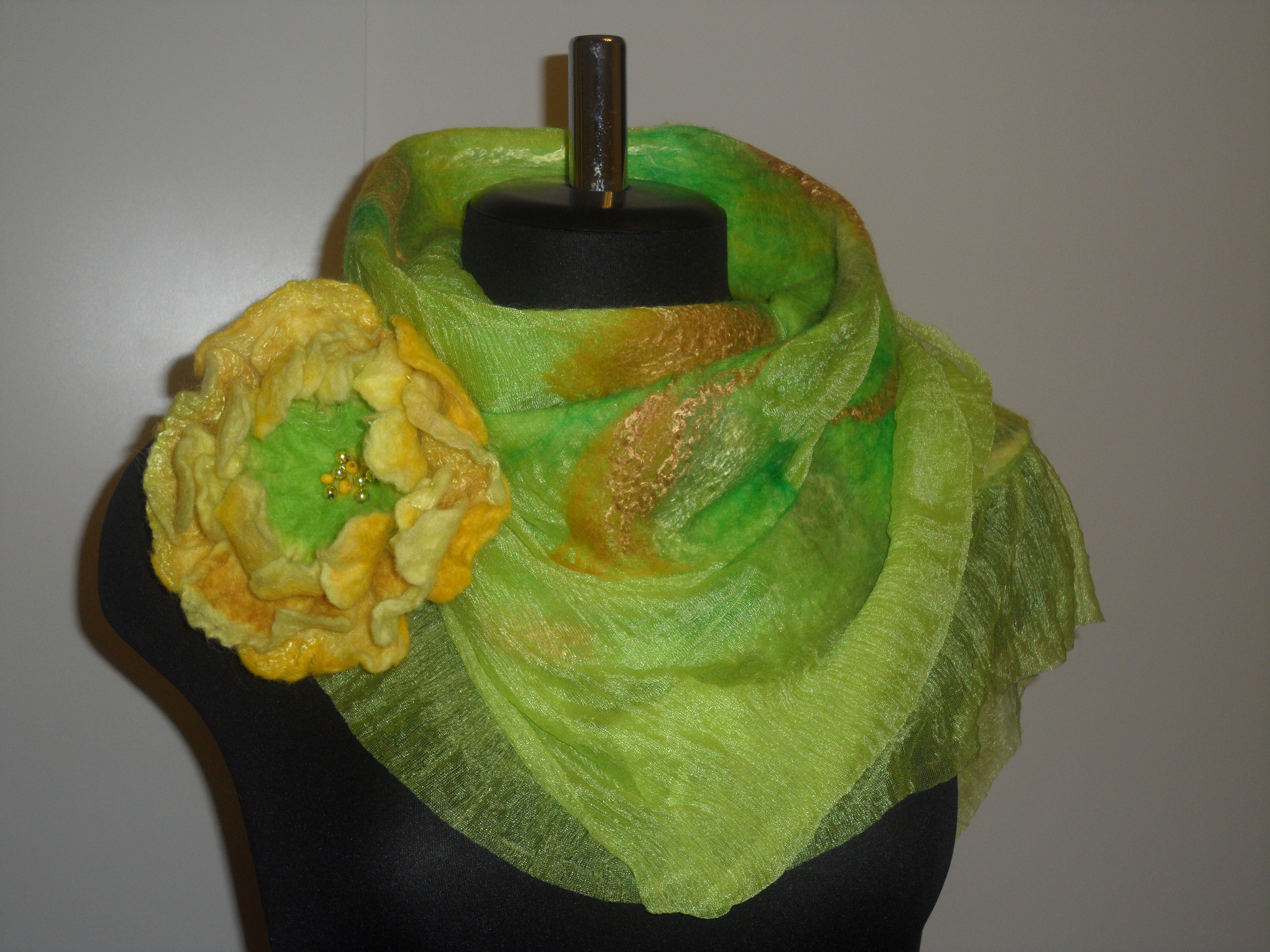 Очень легкий , невесомый весенний шарфик с брошкой ищет хозяйку