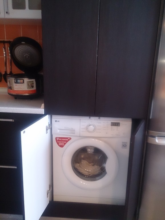 Духовой шкаф над стиральной машиной на кухне фото