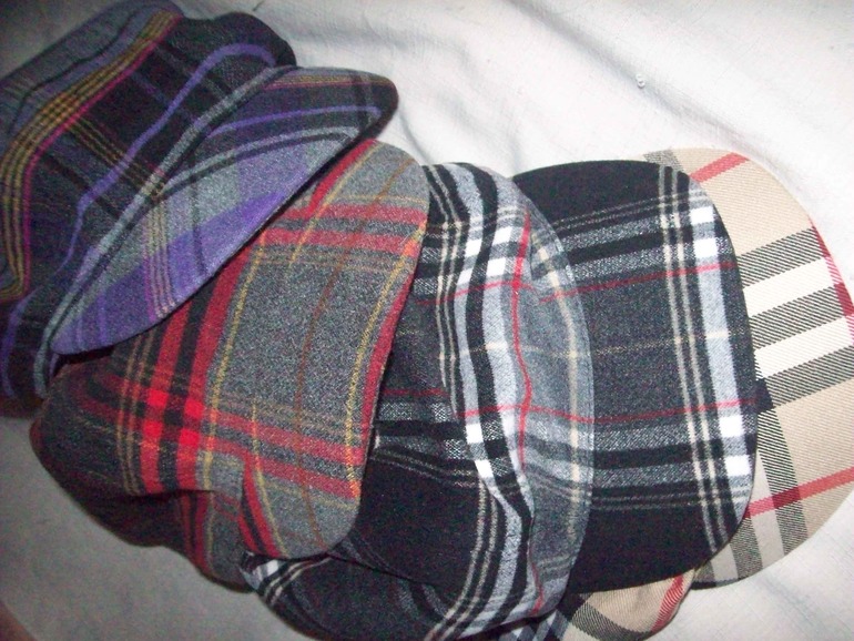 Отдам береты,новые.