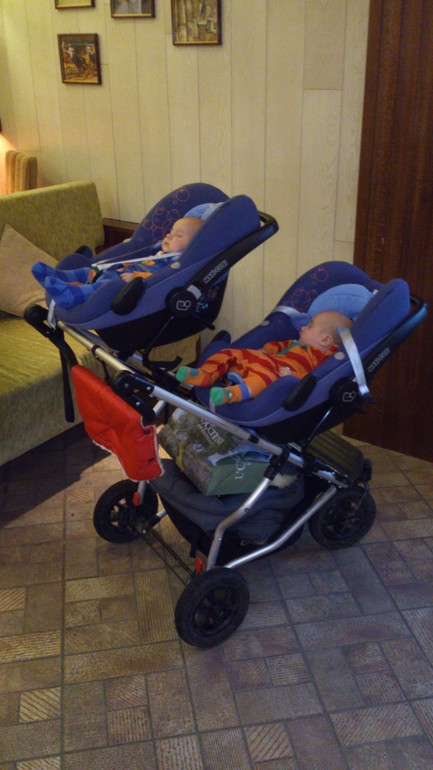 Продам 2 автокресла Maxi Cosi Pebble и адаптеры для автокресел к коляске Mountain Buggy