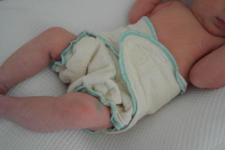 Многоразовые подгузники Наппи на новорожденном