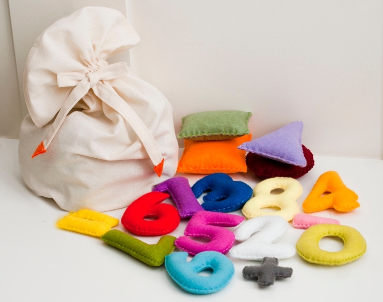 Буквы, игрушки, елки и другое