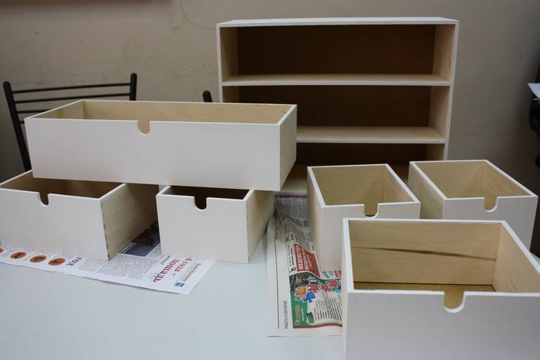 Приступила к заказу на мини-комодик. Серия 3