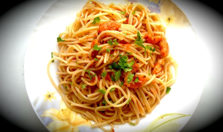 Спагетти с креветками в томатном соусе