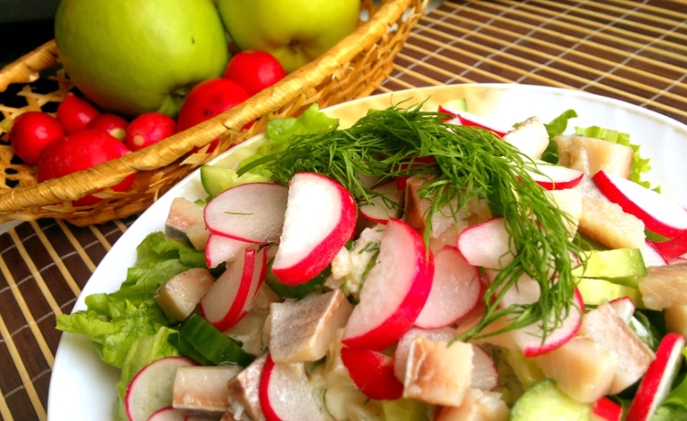 Свежий салат с сельдью и редисом