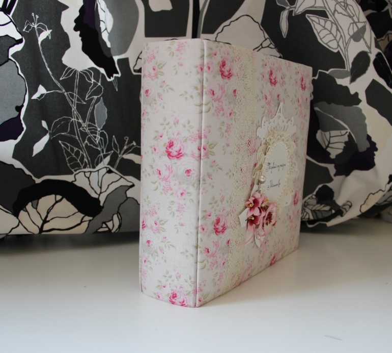 Готов первый альбом для близняшек Машеньки и Дашеньки.