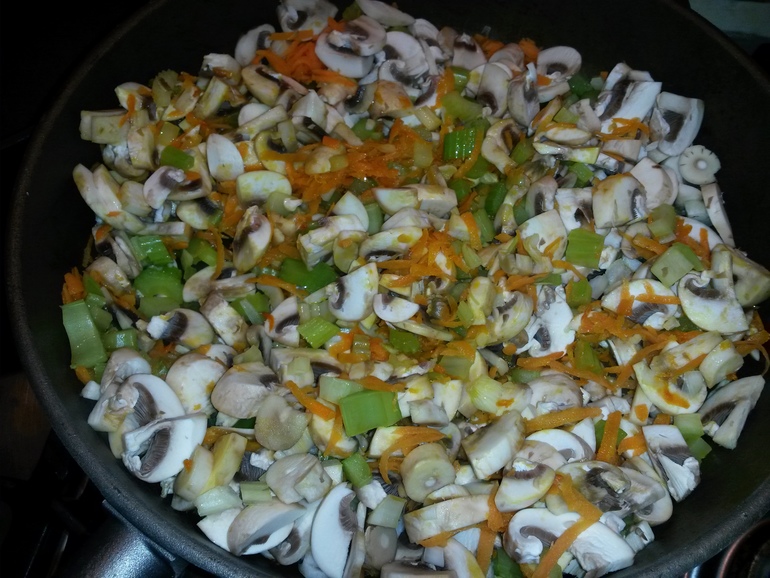 Котлетки из киноа, фунчеза с грибами и клубнично-банананово-шоколадный пирог на десерт