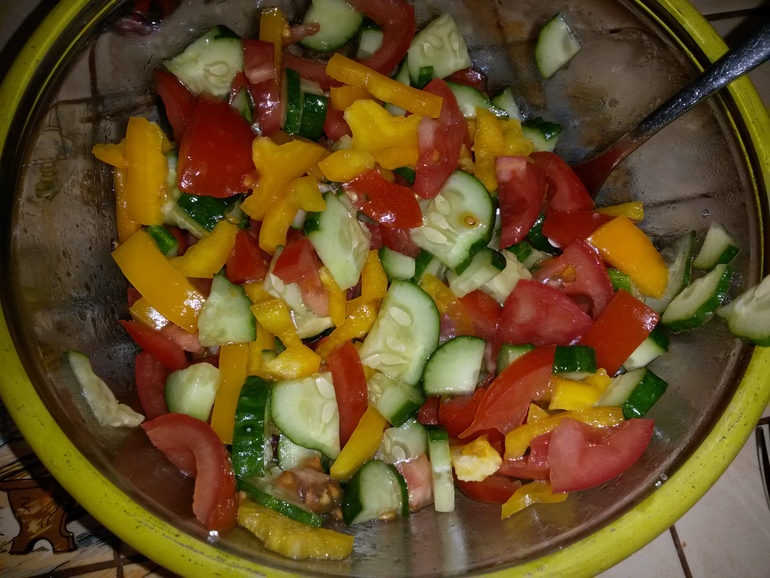 Котлетки из киноа, фунчеза с грибами и клубнично-банананово-шоколадный пирог на десерт