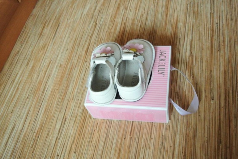 Туфельки на девочку 20 р-р очень.Только натуральные материалы. Скромные цены.