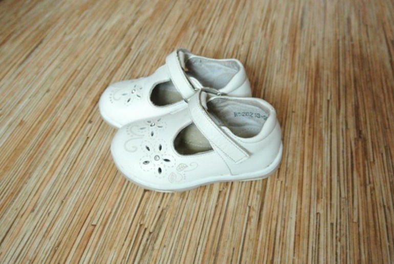 Туфельки на девочку 20 р-р очень.Только натуральные материалы. Скромные цены.